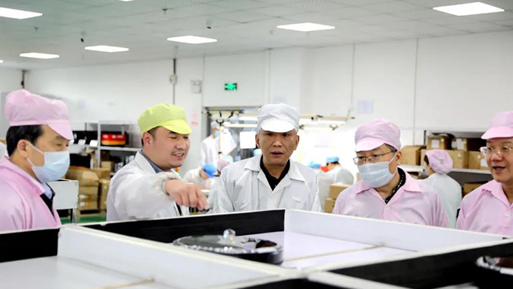 省人大常委會委員、省人大財政經濟委員會主任委員張亦賢一行調研炬神電子